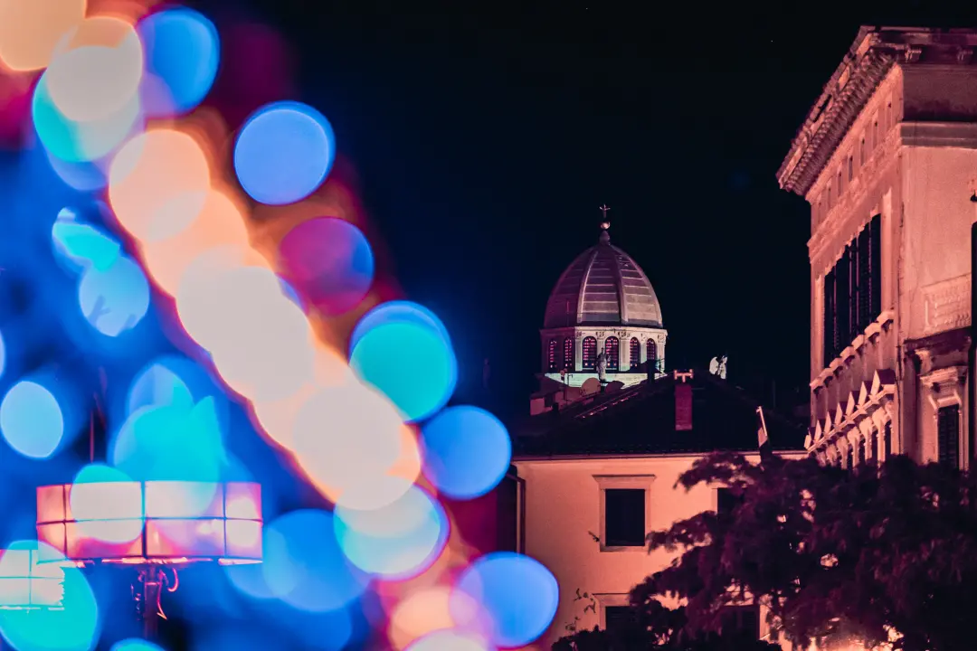 Šibenik zasjao svjetlosnim instalacijama i vatrometom: Na rivi prikazani i filmski kadrovi grada iz 1904. godine