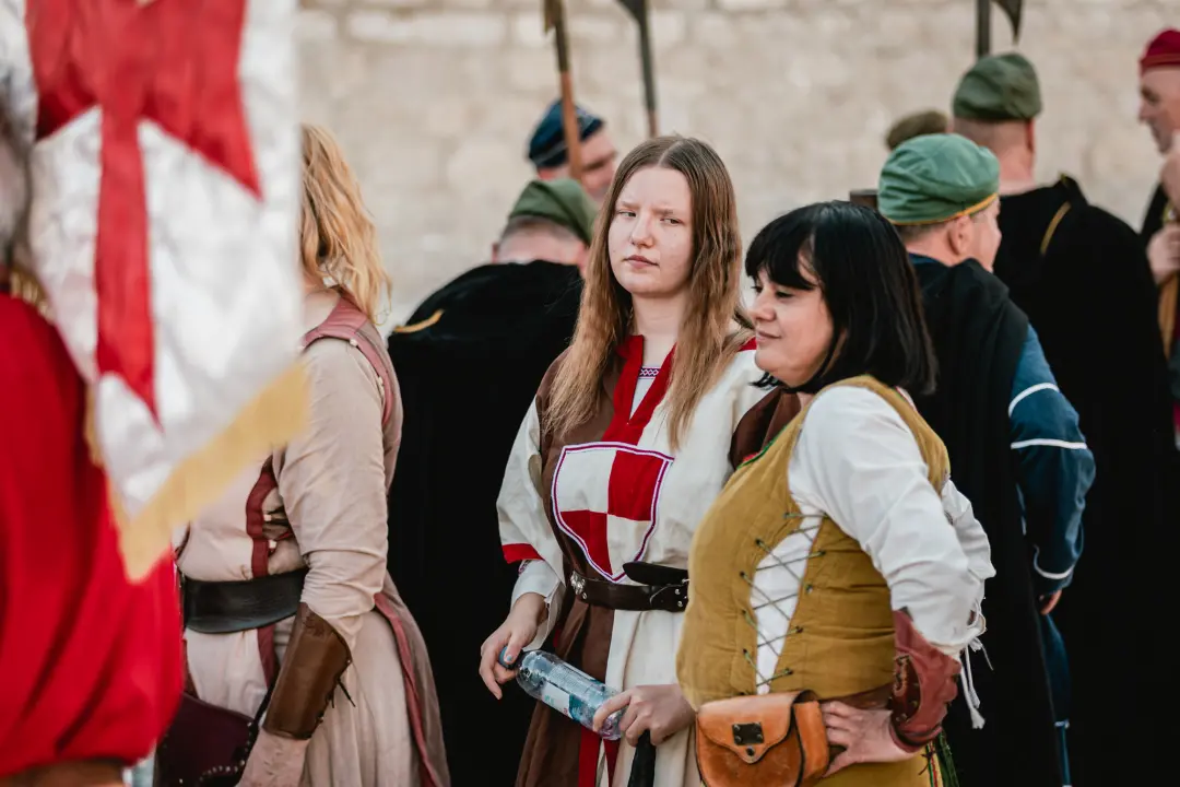Šibenik se vratio u srednji vijek: Gradska straža i vitezovi kod katedrale ‘upali’ na vjenčanje!
