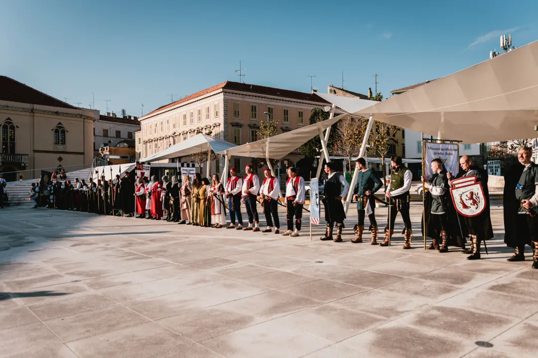 Šibenik se vratio u srednji vijek: Gradska straža i vitezovi kod katedrale ‘upali’ na vjenčanje!