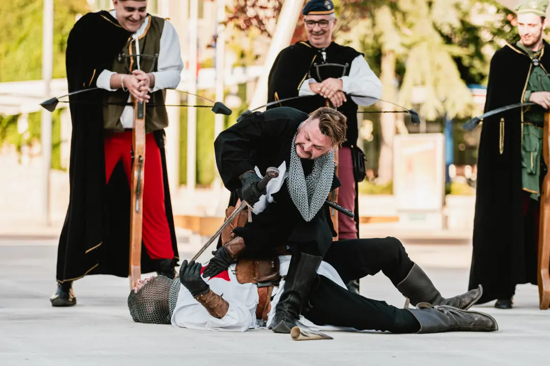 Šibenik se vratio u srednji vijek: Gradska straža i vitezovi kod katedrale ‘upali’ na vjenčanje!