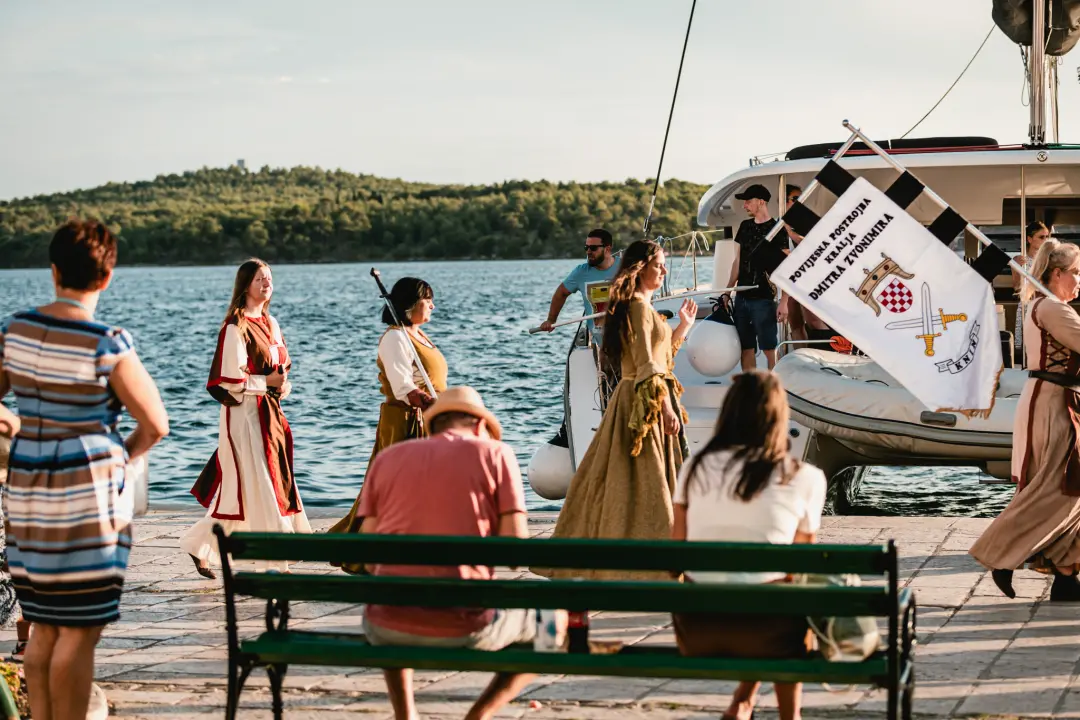Šibenik se vratio u srednji vijek: Gradska straža i vitezovi kod katedrale ‘upali’ na vjenčanje!