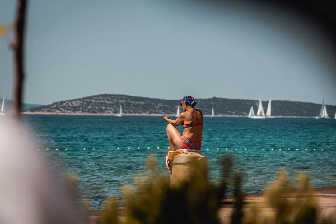 Na Zlarinu vrijeme sporije teče: Ljudi su po kafićima, sunčaju se, rade na brodovima...ključna riječ je 'pomalo'!