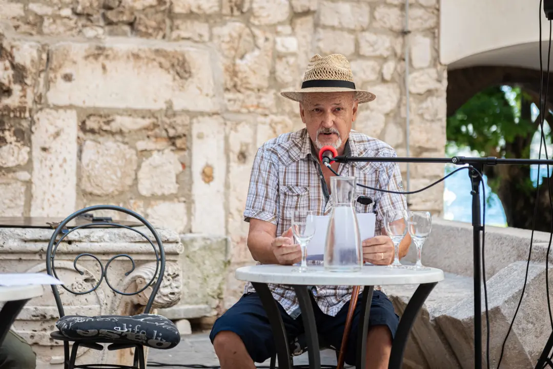 Pjesnici i pisci šibenskog kraja zablistali pored krstionice: Stihovi i kratke priče uz jutarnju kavu