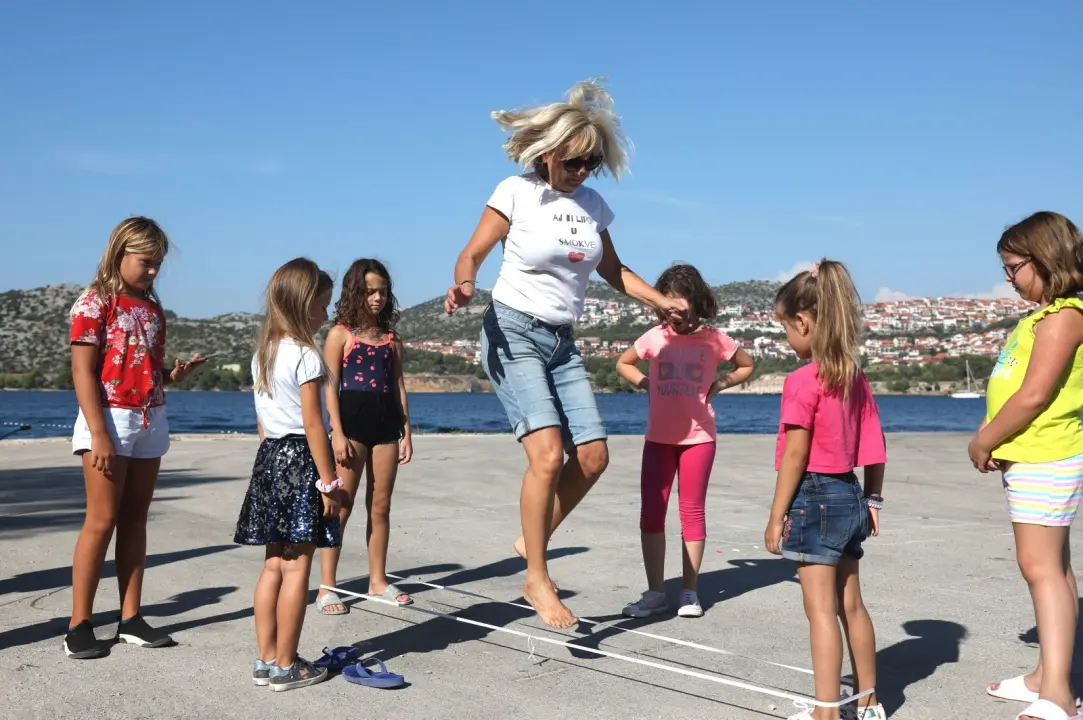 U subotu se na Martinskoj skakao laštik i školica, a igralo se i na frenje: Pogledajte kako je bilo 