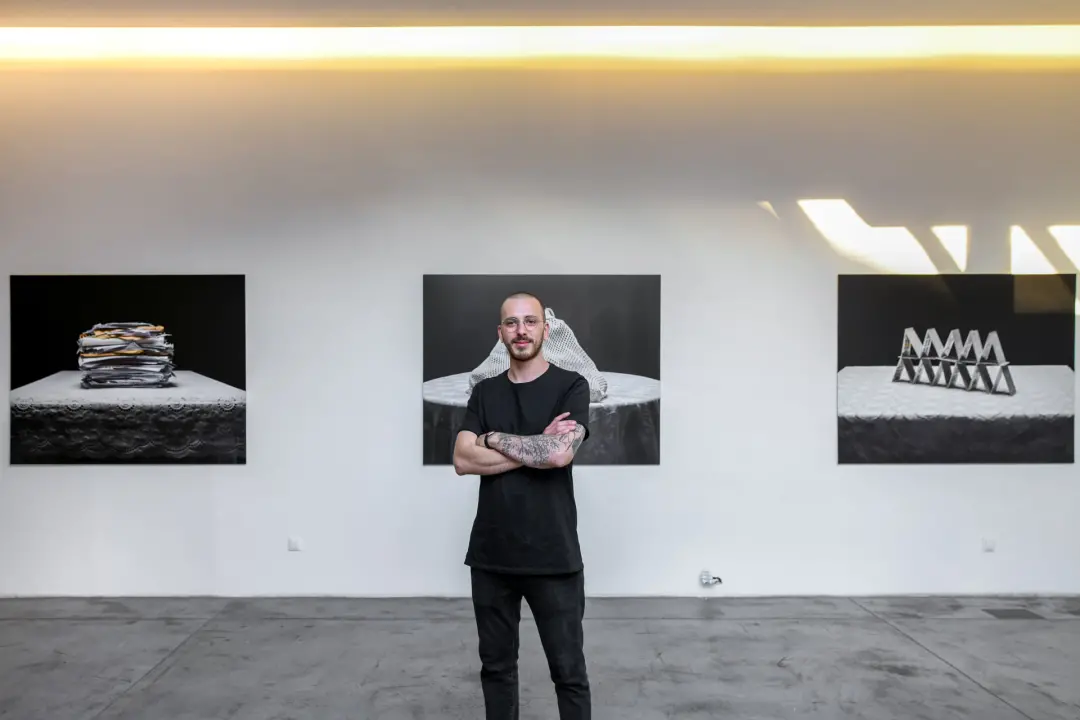 Ivan Buvinić ogolio osobne traume izložbom fotografija: 'Obiteljski stol svjedok je ljudskih odnosa' 
