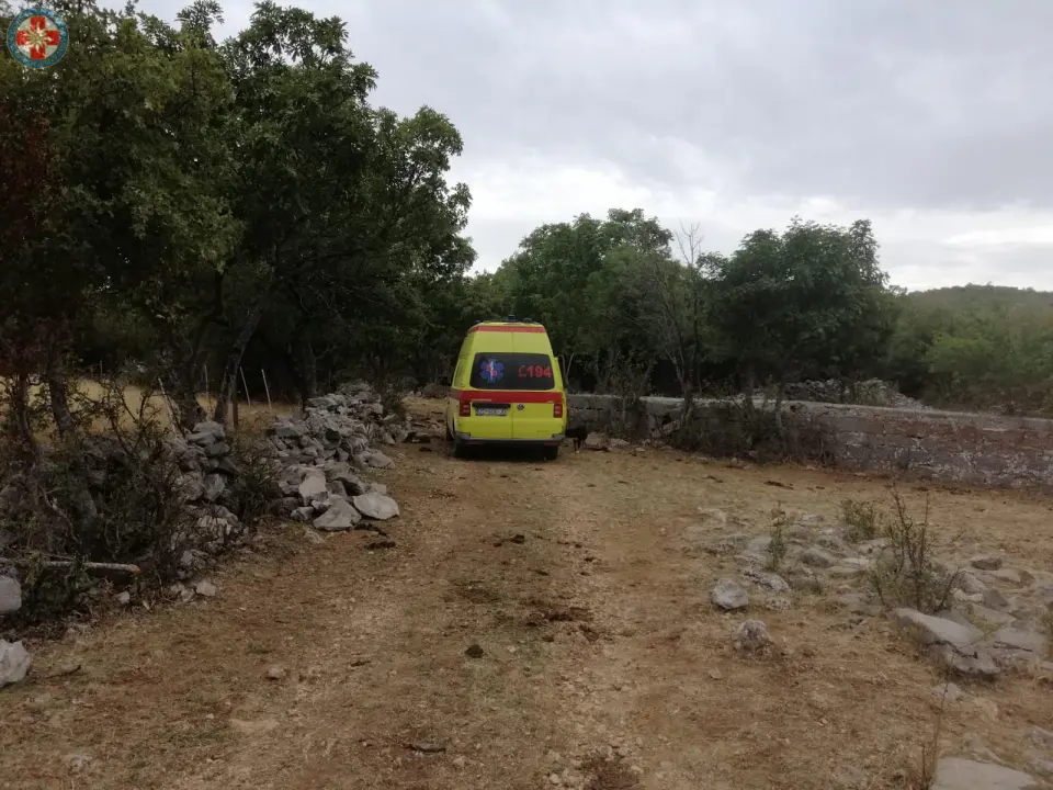 Šibenski GSS-ovci spašavali staricu koja je iznemogla i dehidrirana čuvala stoku