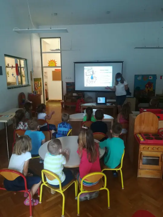 Djelatnice Crvenog križa djecu iz vrtića Vidici učile o neprijateljima zdravlja 