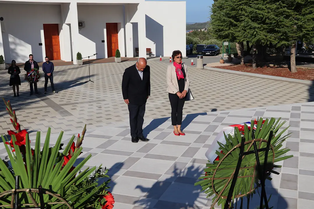 Na Kvanju položeni vijenci i zapaljene svijeće za sugrađane koji su kroz povijest dali doprinos za Šibenik