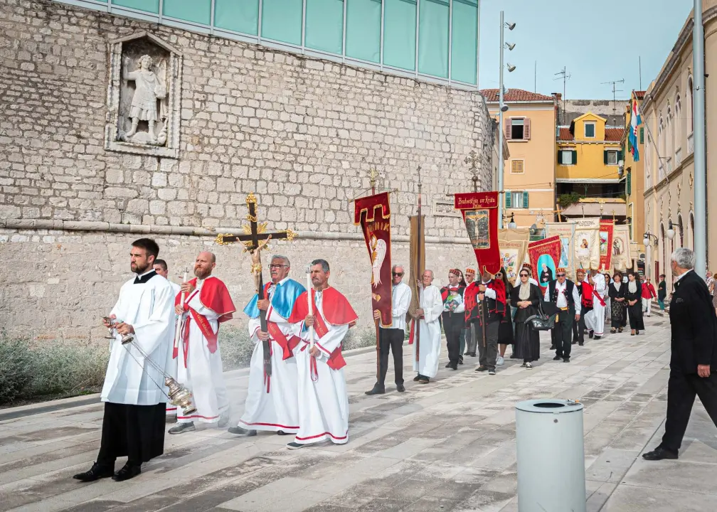 Tradicionalnom procesijom i misom Šibenčani proslavili Dan grada: Donosimo fotogaleriju 