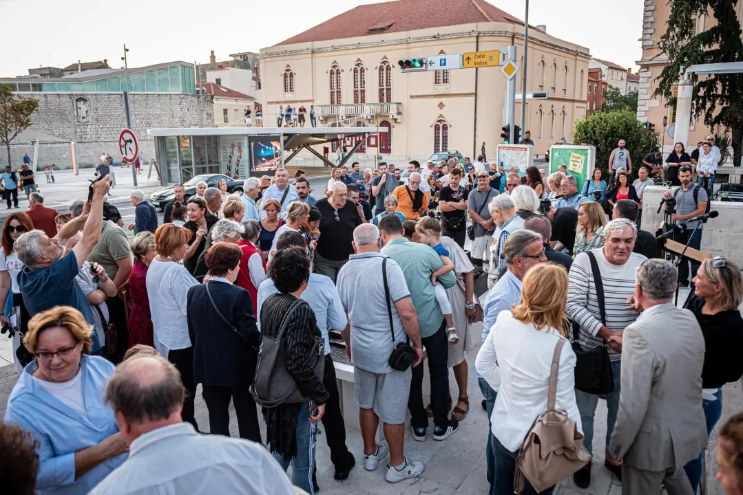 Brončana skulptura stare gradske jezgre Zvonimira Vile pred gradskom upravom: 'Uhvaćen je labirintski osjećaj grada, jedinstven za Šibenik'