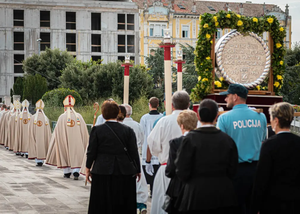 Tradicionalnom procesijom i misom Šibenčani proslavili Dan grada: Donosimo fotogaleriju 