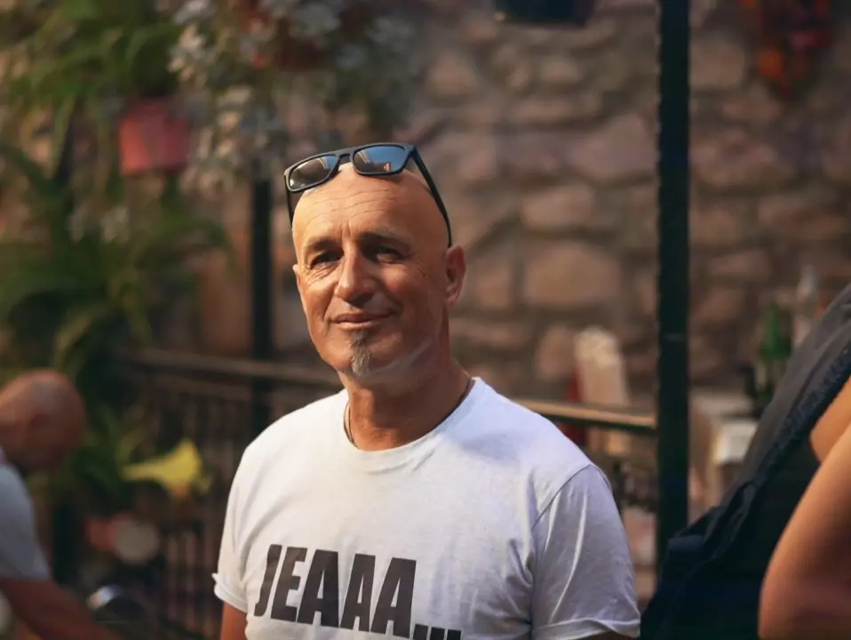 Teški osjećaji objavili singl ‘Susjeda’, u spotu glumi Dania Obratov, nizozemska reprezentativka u sanjkanju!