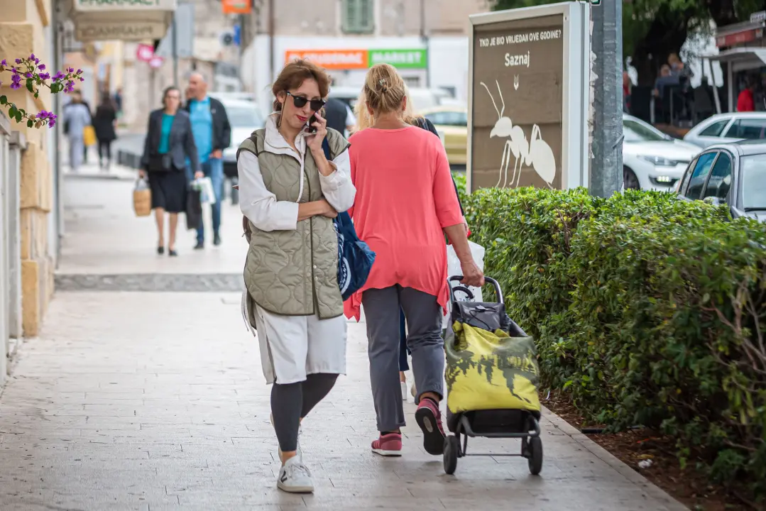 Vladarice modnog đira začinile sive, kišne dane šarenim modnim detaljima