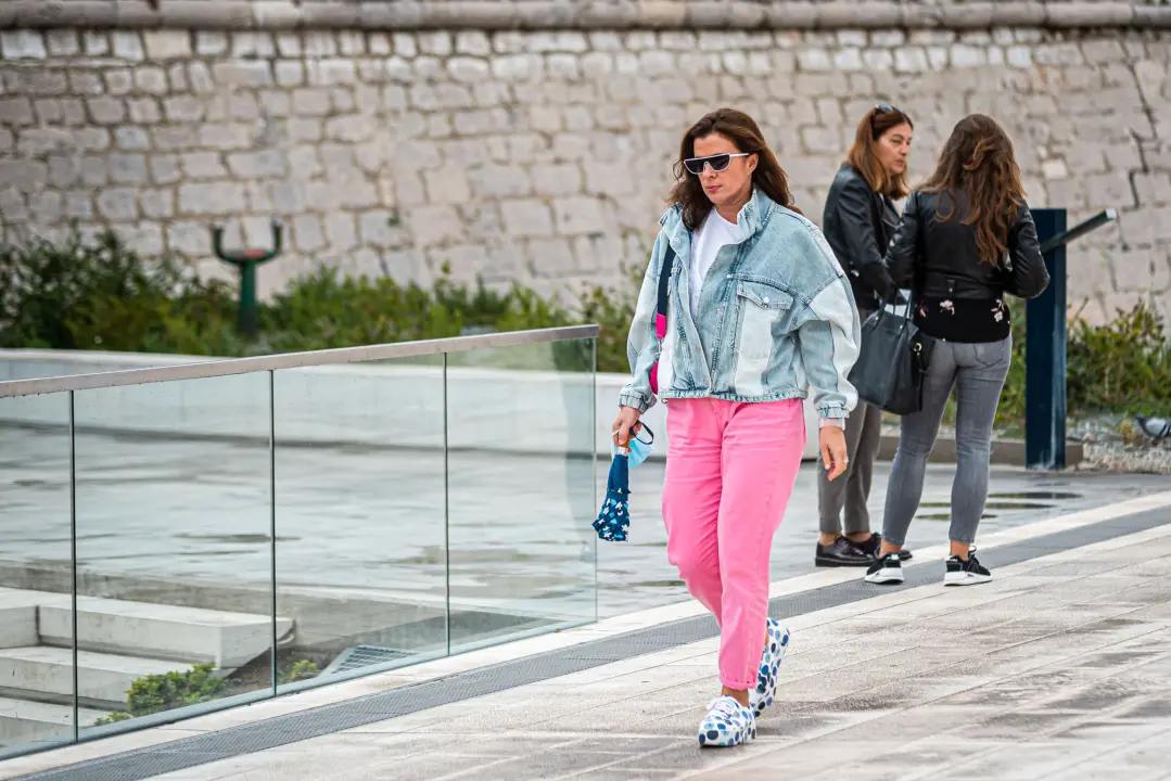Vladarice modnog đira začinile sive, kišne dane šarenim modnim detaljima