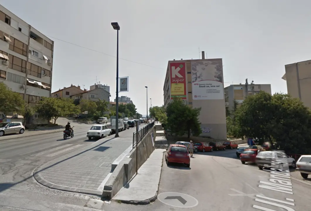 Stablo na Krvavicama platilo danak reklami? Ne znamo razlog, ali danas je posječeno