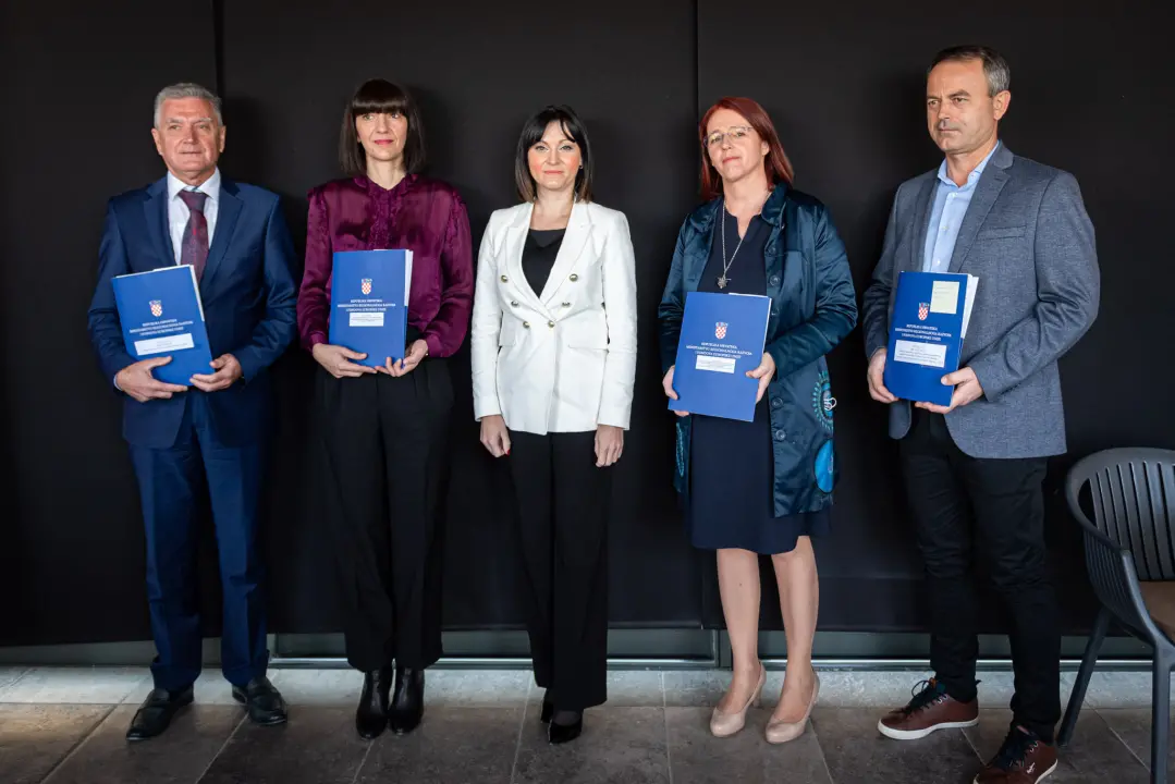 Ministrica Tramišak u Šibenik donijela kuvertu tešku 10,2 milijuna kuna: Novac ide za Bikarac, Pode, tvrđave i kanal sv. Ante   