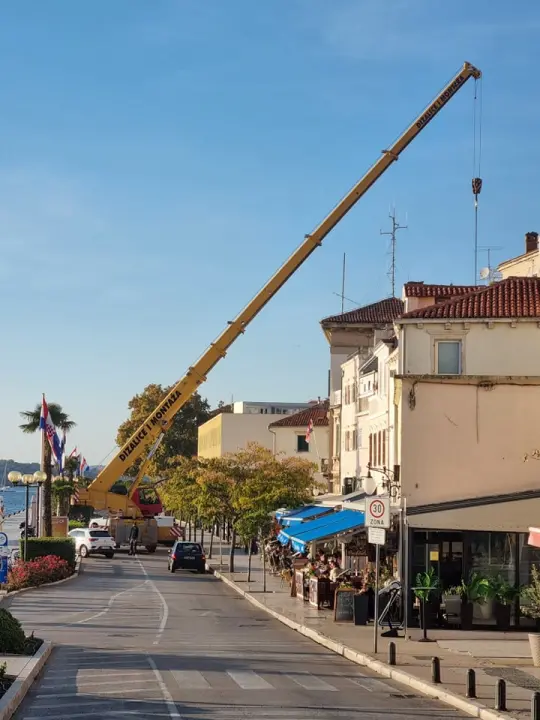 Dizalica iskrcala veliku čeličnu konstrukciju kod kapetanije: Vozilo se tik uz more