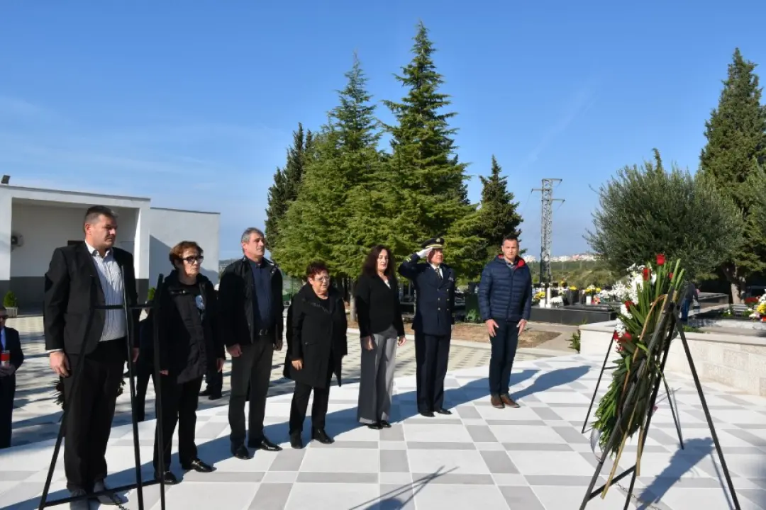Uoči blagdana Svih svetih, položeni vijenci i zapaljene svijeće na Kvanju
