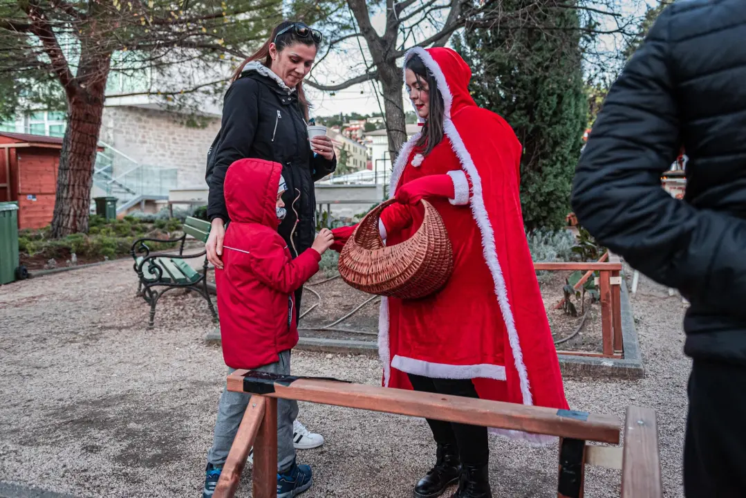 Sveti Nikola u Adventurinom Parkiću razveselio najmlađe Šibenčane 