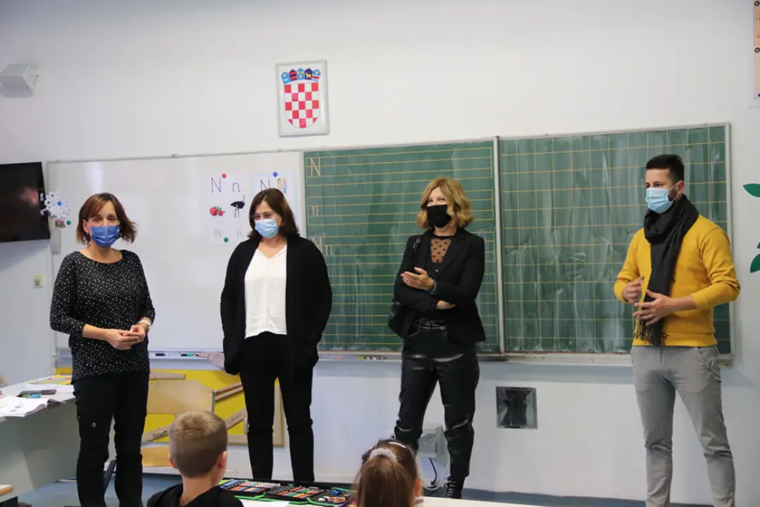 Medni dan obilježen u školama: Po teglica meda za svakog šibenskog prvašića