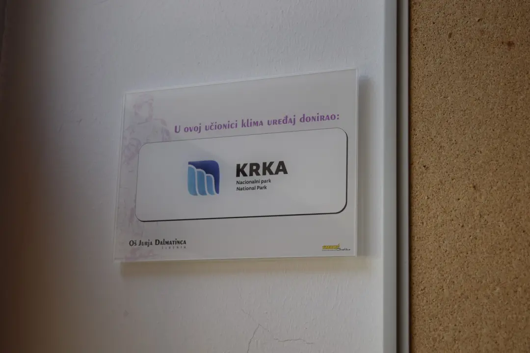 Škola na Lozovcu dobila 11 klima uređaja od NP Krka i dvije firme: Vrijedna donacija uz koju će boravak u školi biti ugodniji