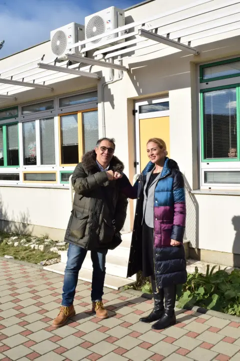 Škola na Lozovcu dobila 11 klima uređaja od NP Krka i dvije firme: Vrijedna donacija uz koju će boravak u školi biti ugodniji