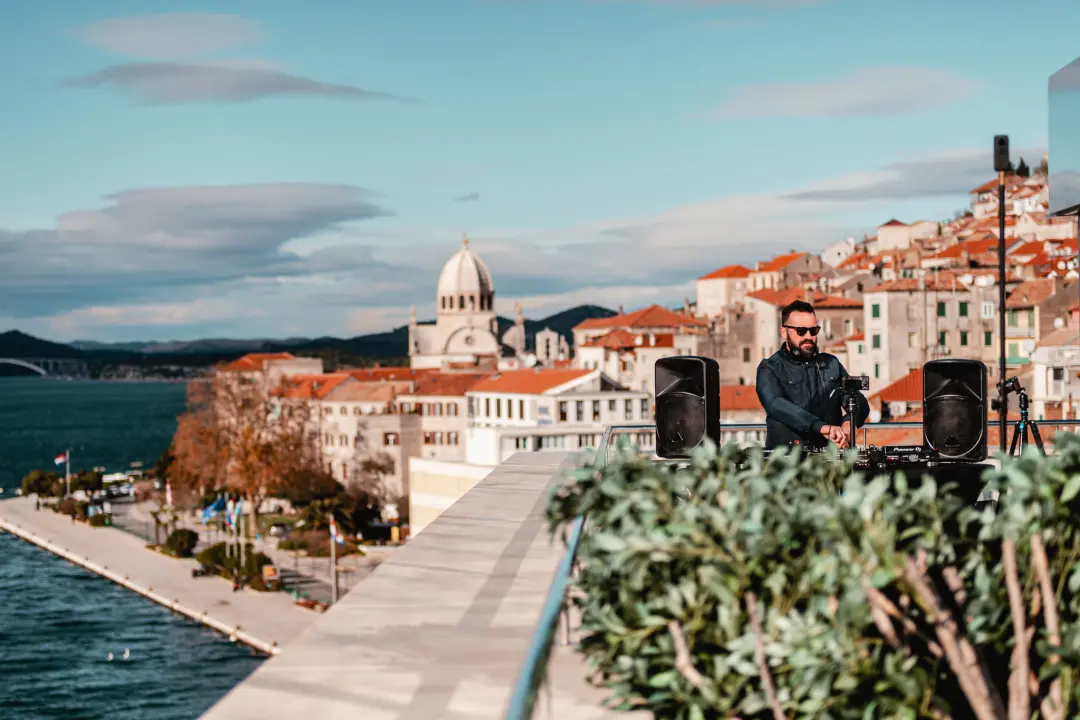 Šibeniku za rođendan poklanjamo spektakularne kadrove Šibenika uz SuggaDaddyja, Bakulu i Fikcija Mongera