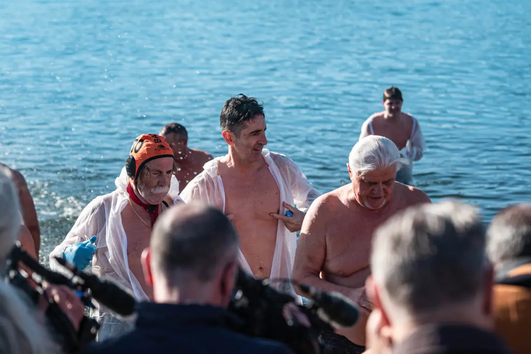 Odvažnih 12 okupalo se na Banju u podne na samu Novu godinu: 'Ovo nije hladna voda'
