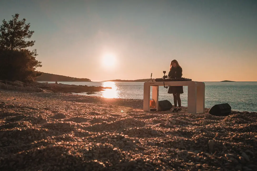 Nora Van Elken snimila set na primoštenskoj plaži, gledat će ga 10 milijuna pratitelja ‘Chill Nationa’