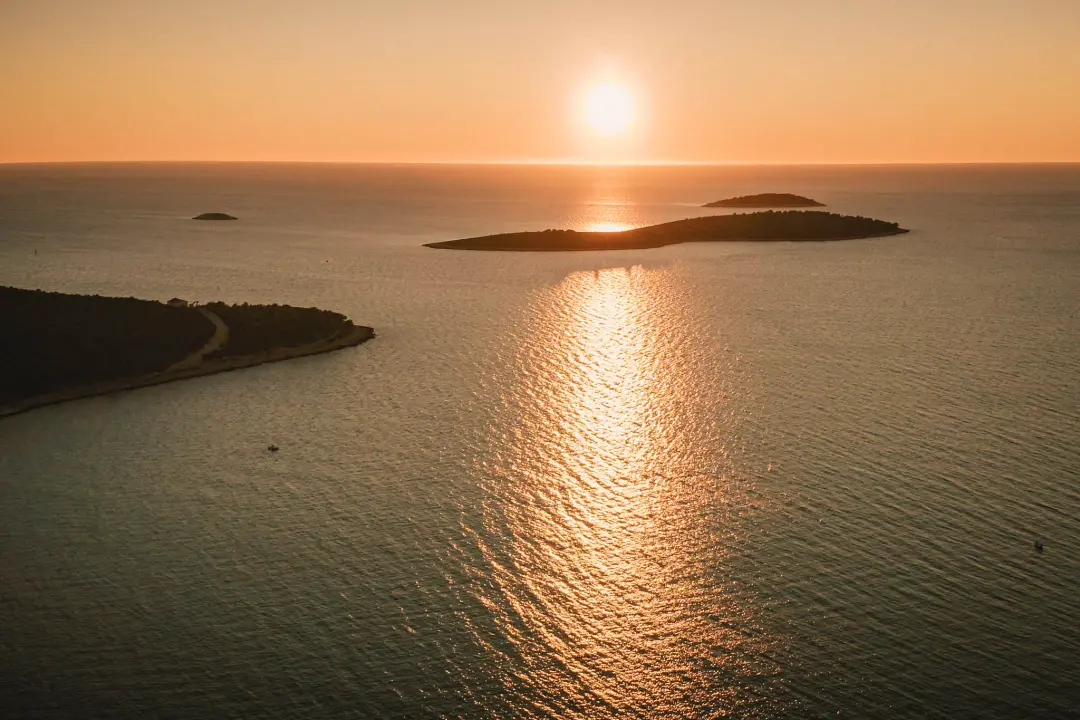 Nora Van Elken snimila set na primoštenskoj plaži, gledat će ga 10 milijuna pratitelja ‘Chill Nationa’