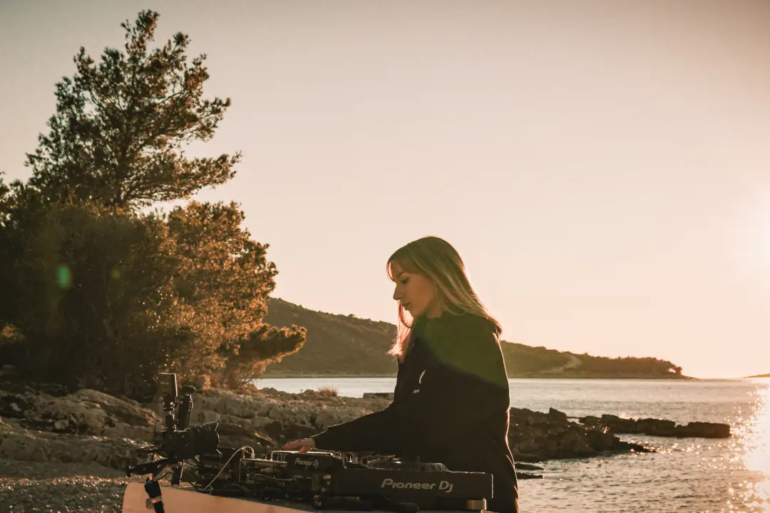Nora Van Elken snimila set na primoštenskoj plaži, gledat će ga 10 milijuna pratitelja ‘Chill Nationa’
