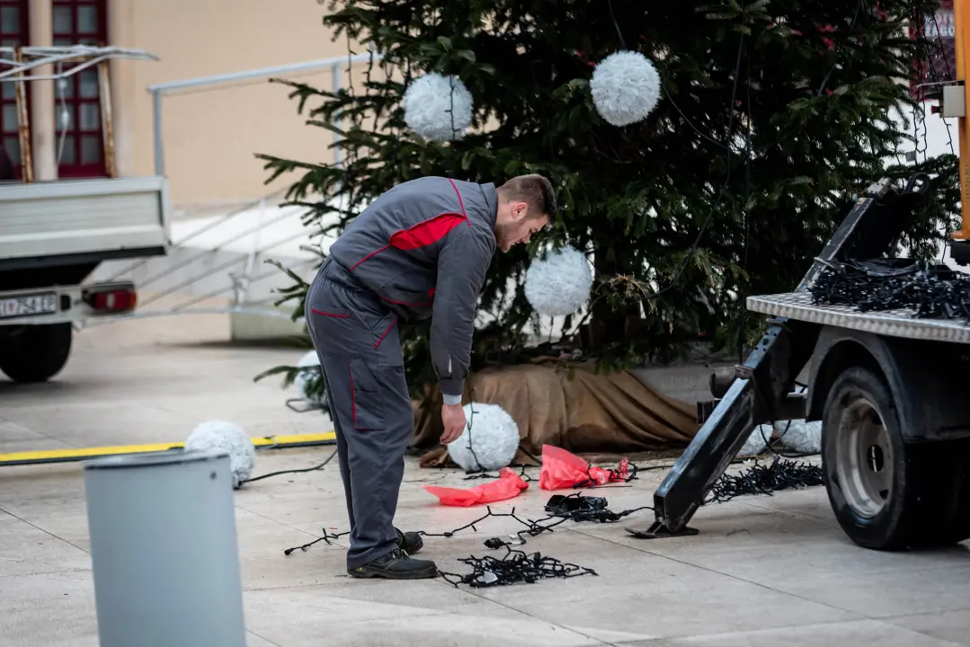 Odlazi jelka s Poljane, vraćamo se na neblagdanske postavke