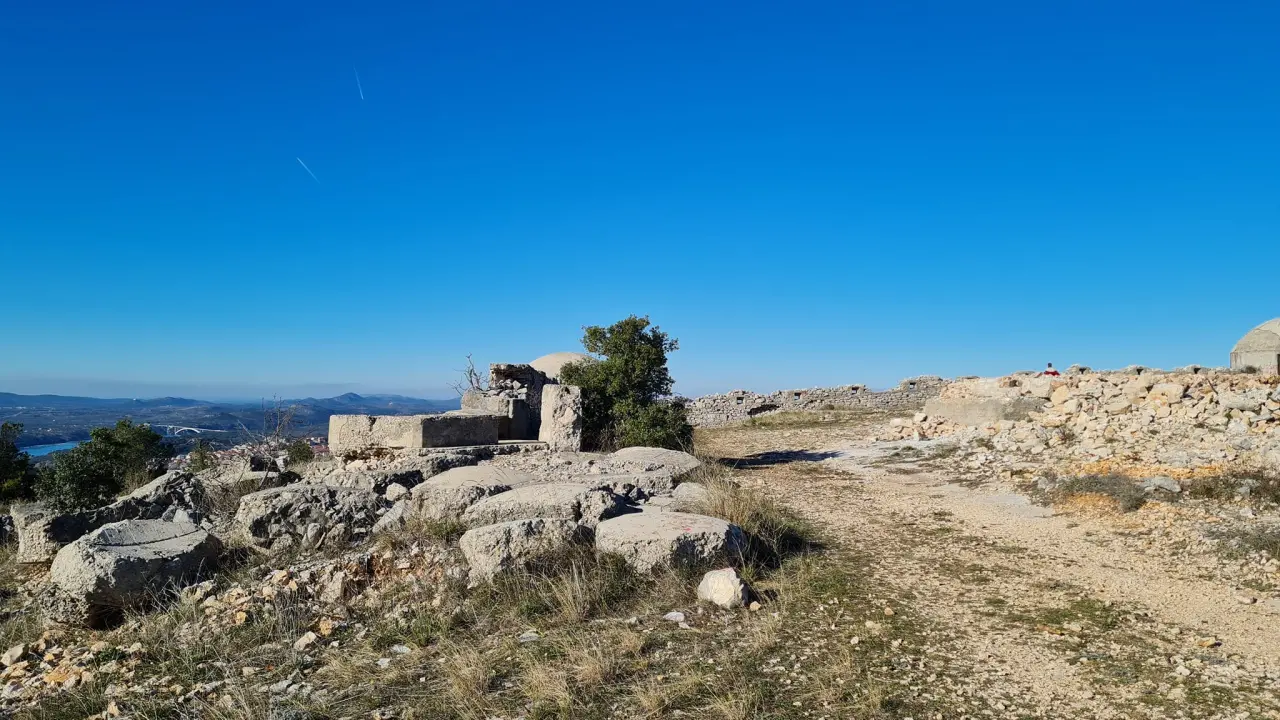 Poviše Šubićevca srušena stara vojna zgrada, bager ravna teren: 'Gradit će se kuća, u bunkerima će biti spavaonice'
