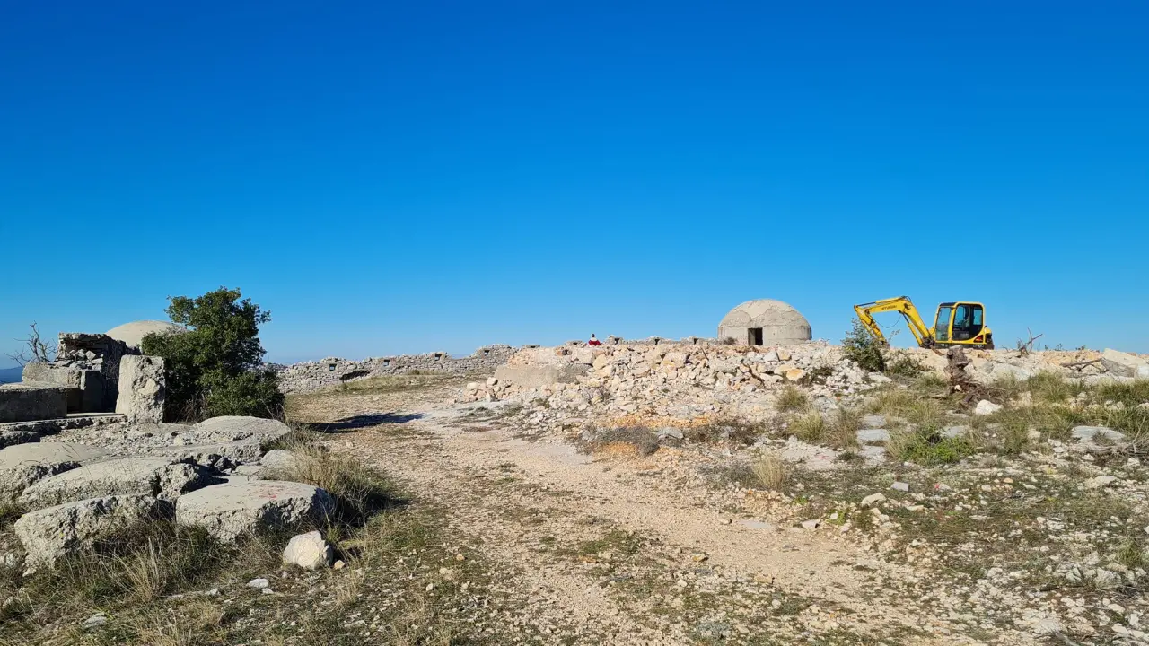 Poviše Šubićevca srušena stara vojna zgrada, bager ravna teren: 'Gradit će se kuća, u bunkerima će biti spavaonice'