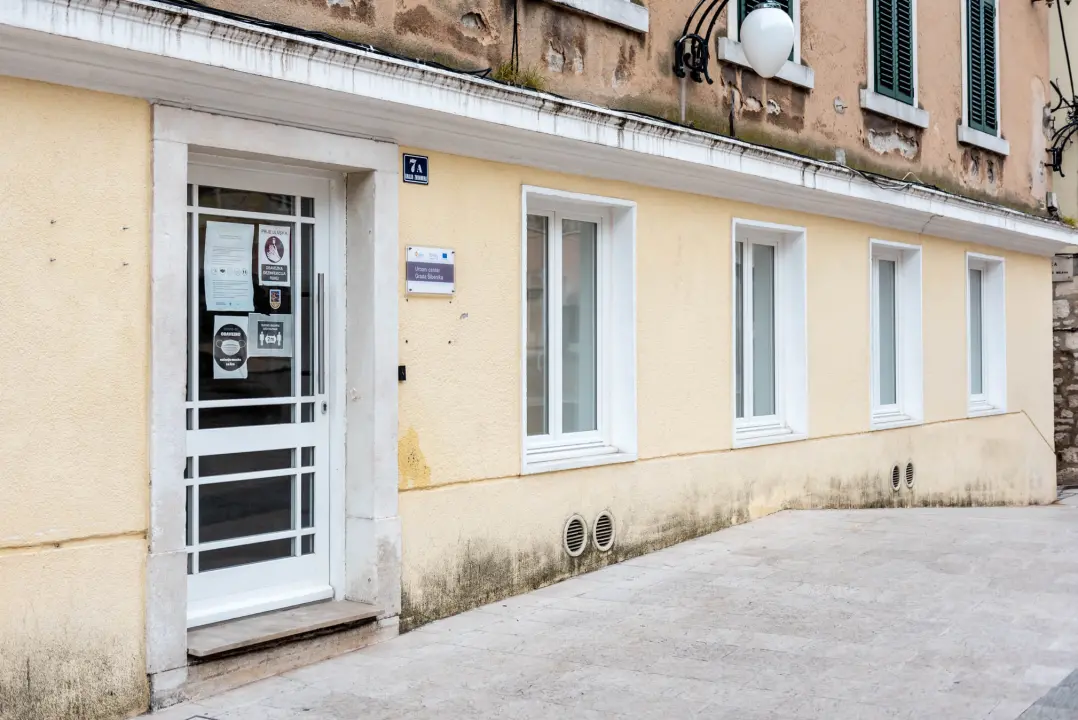 Grad ne zna što bi s Urbanim centrom: Samo ekipa na zidiću opstaje na Starom pazaru, cijeli niz prostora zjapi prazno