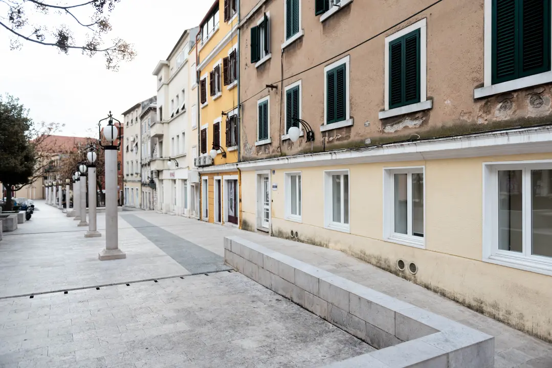 Grad ne zna što bi s Urbanim centrom: Samo ekipa na zidiću opstaje na Starom pazaru, cijeli niz prostora zjapi prazno