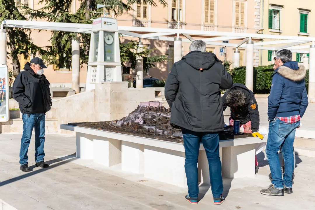 Neće više biti katedrale obojane u rozo: Vila prionuo čišćenju reljefa stare jezgre Šibenika 