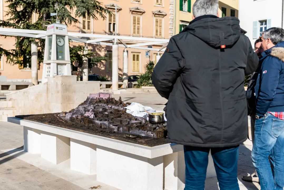 Neće više biti katedrale obojane u rozo: Vila prionuo čišćenju reljefa stare jezgre Šibenika 