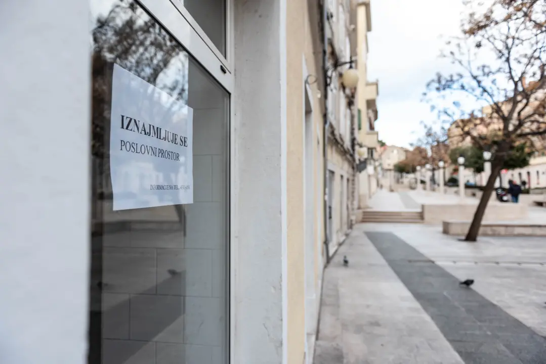 Grad ne zna što bi s Urbanim centrom: Samo ekipa na zidiću opstaje na Starom pazaru, cijeli niz prostora zjapi prazno