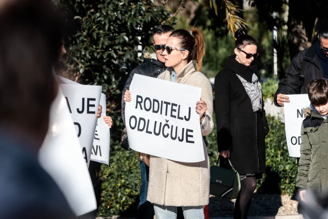 Opet prosvjedi protiv covid mjera: Antivaksersko društvo krenulo od Županije prema HZJZ-u  