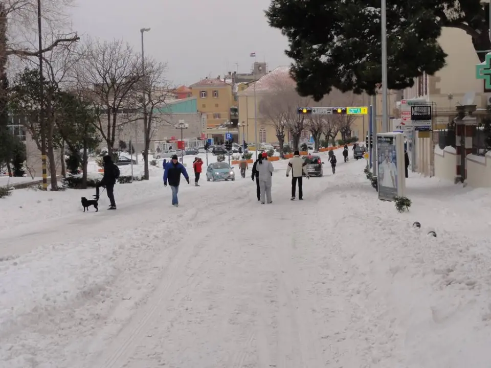 Šibenik je na današnji dan prije deset godina bio potpuno zatrpan snijegom: Prisjetite se kako je to izgledalo 