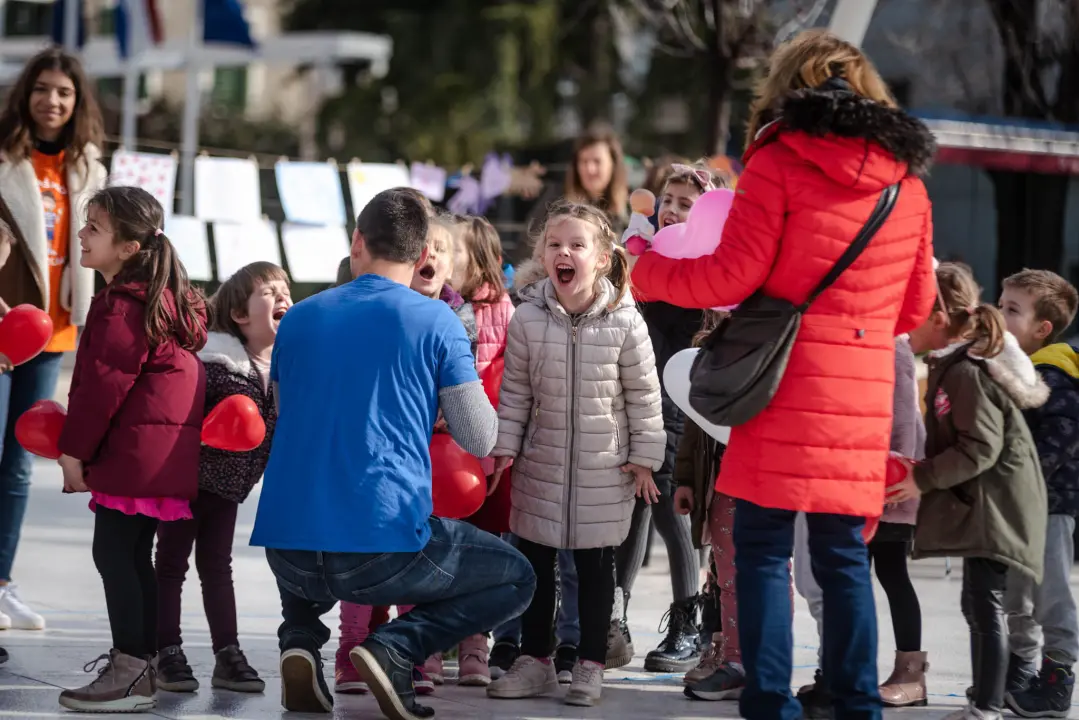 Kiša ubila romantiku Valentinova u Šibeniku: Na Poljani ruže, dječak Paško, nešto djece i slučajni prolaznici