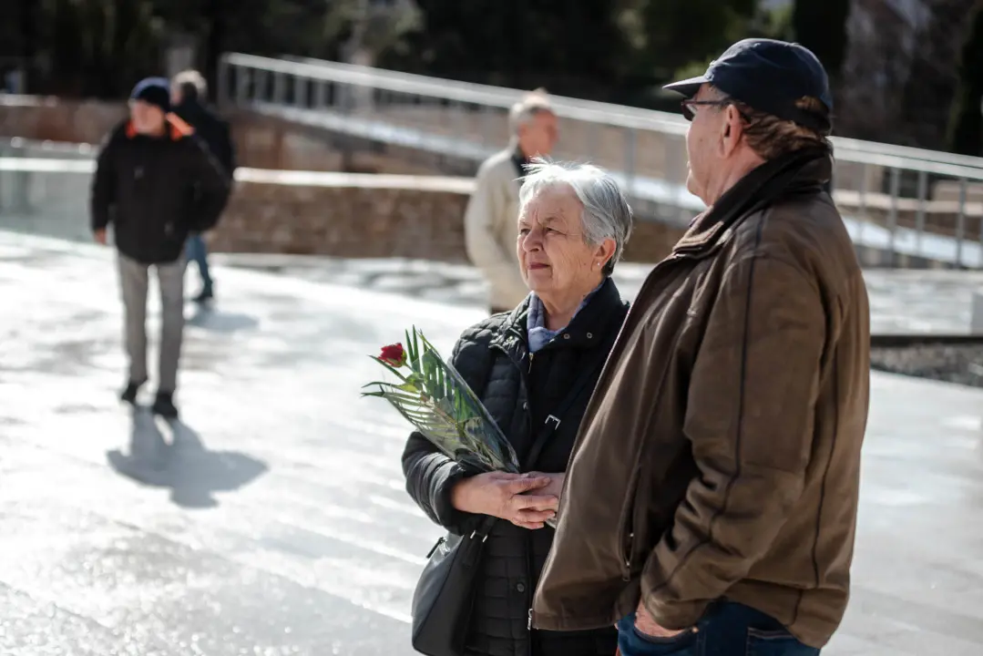 Kiša ubila romantiku Valentinova u Šibeniku: Na Poljani ruže, dječak Paško, nešto djece i slučajni prolaznici