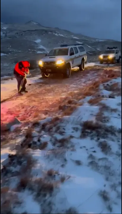 Auto zameo snijeg jučer na Dinari: Putnike i vozilo spasili splitski HGSS-ovci