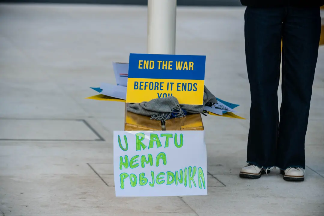 Tridesetak Šibenčana okupilo se na Poljani: Mirno se prosvjedovalo protiv rata u Ukrajini 