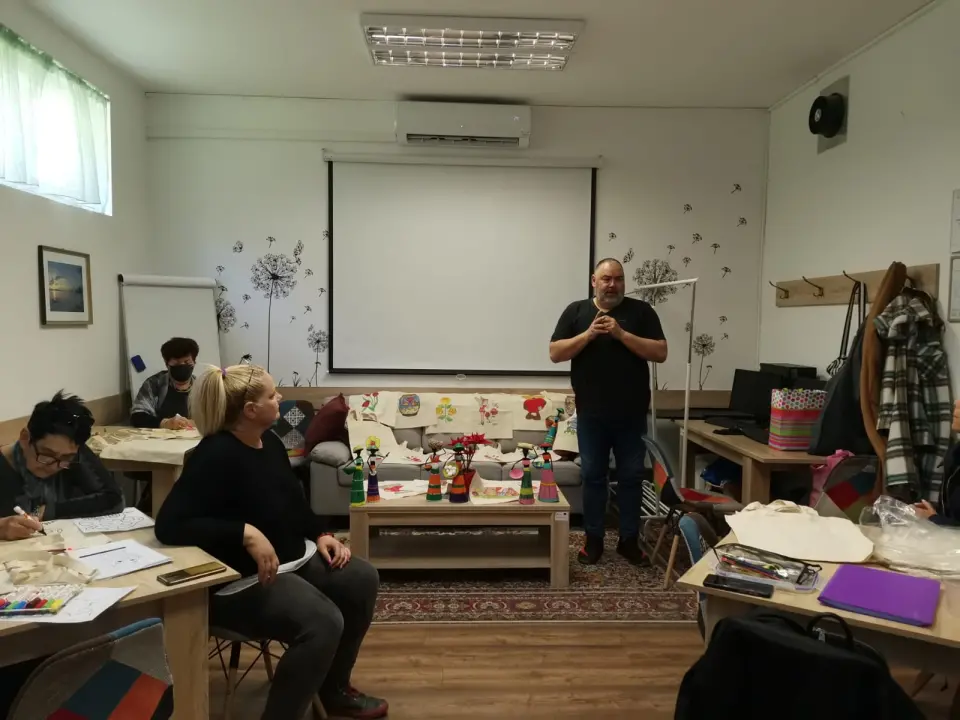 Šibenske umirovljenice izradile platnene vrećice za Udrugu Liga protiv raka i Udrugu Aurora  