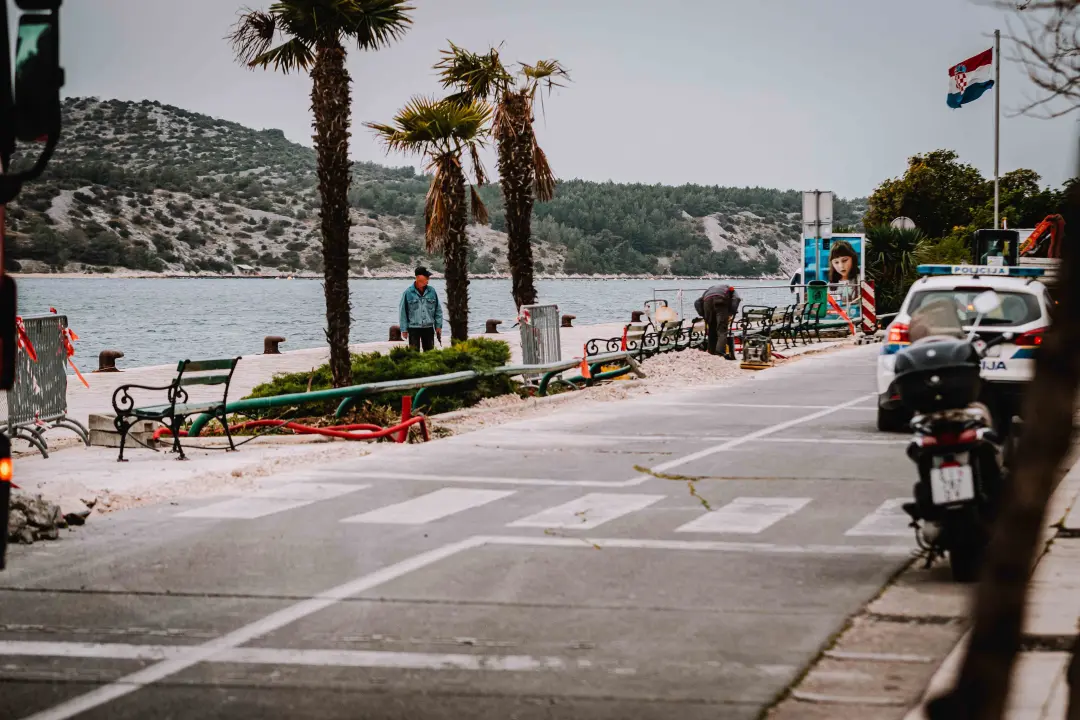 Postavljanje nove rasvjete na rivi dobro napreduje, zasvijetlit će za mjesec dana