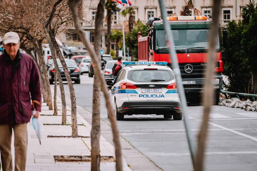 Postavljanje nove rasvjete na rivi dobro napreduje, zasvijetlit će za mjesec dana