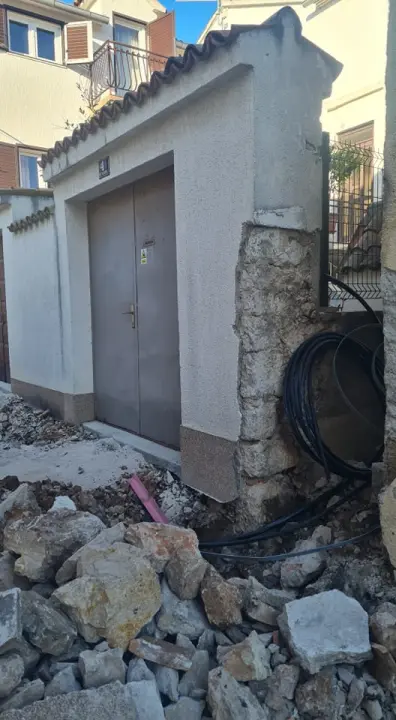 Velebitska raskopana bez ikakve najave: Stanarima blokirani ulazi, iz HEP-a kažu da je riječ o hitnom popravku