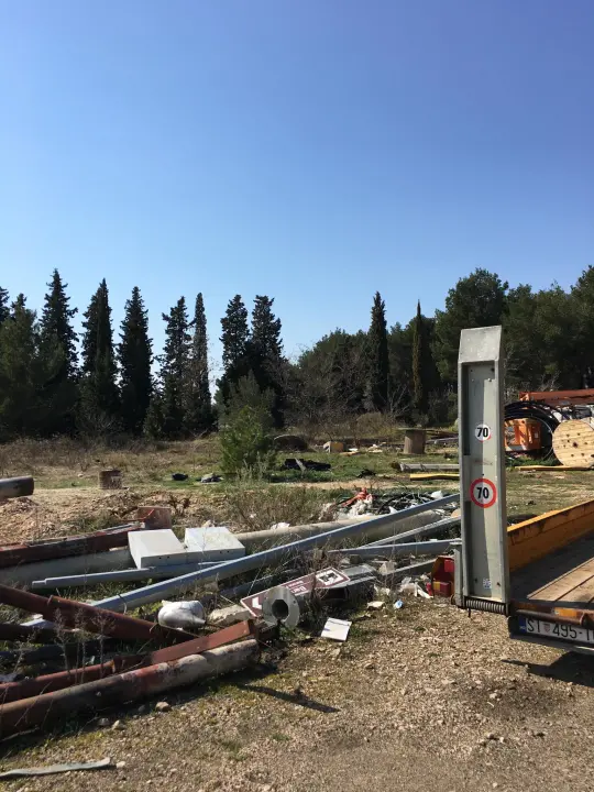 Stara rasvjeta s rive završila na TEF-u okružena tonama građevinskog i drugog otpada!